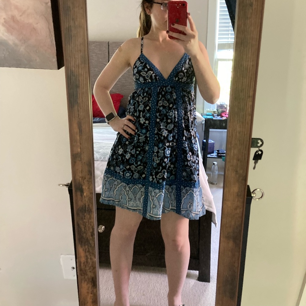 🌻💄Blue and white floral v-neck dress